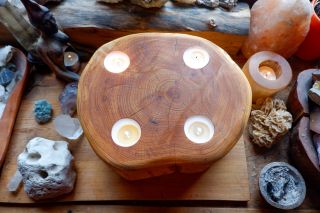 Další z našich luxusních akátových svícnů. Proč luxusní? Je to prostě kus. Kus masivu. Váží skoro 4 kila, takže když...