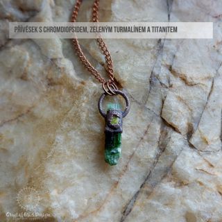 Toto není přívěsek jen pro milovnice/milovníky zelené barvy. Je to ultimátní projasňovač srdeční čakry. Kombo...