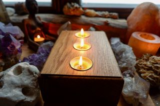 Tak tu mám další novinku. Trochu více spořádané, myslím geometricky uspořádané svícny, tentokrát z dubu. Momentálně jsou v...