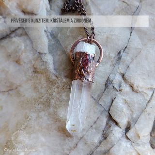 Kunzit v tomto přívěsku je velmi světlý, ale o nic míň účinný. Vlastně má uvolnit odpor v srdeční čakře, aby všechny...