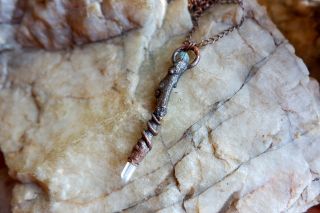 Jedna z menších hůlek v provedení na řetízku. Můžete jí mít pořád sebou, když nechcete vypadat podezřele, tak jí schováte...