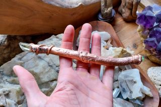 Citrín je znám pro svou schopnost posilovat hojnost. A vlastně i peridot a pyrit. Přesto takto hůka má jiný záměr....