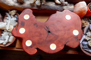 Už jsem toho zde napsala docela hodně o dubu, ale o akátu skoro nic, spíš jen o svícnech jako takových. Ale byla by škoda...