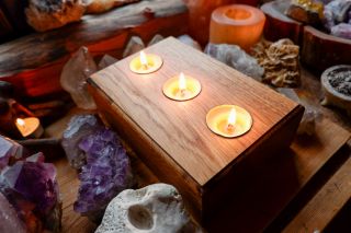 Mám za to, že bez ohně není domov domovem. U nás stále hoří nějaká svíčka, protože dokážou oživovat prostor jako nic...