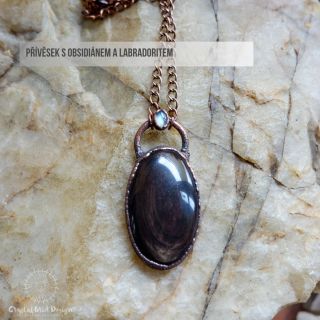 Labradorit a obsidián v jednom šperku je výborný hack. Protože jak šperk s labradoritem, tak i s obsidiánem se prostě čas...