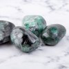 zeleny smaragd tromlovany krystal mineraly feng shui crystal mineral eshop crystalmineral.cz 0029
