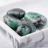 zeleny smaragd tromlovany krystal mineraly feng shui crystal mineral eshop crystalmineral.cz 0018