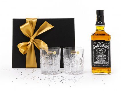 sada whisky se sklenicemi