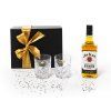 sada whisky se sklenicemi