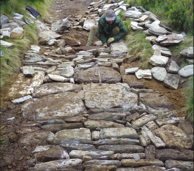 Kudy dále? Evidentní rozpory při realizaci kamenného chodníku CHKO.