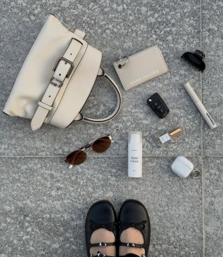 Každodenné essentials, ktoré robia rozdiel. Ikonické kúsky od Marc Jacobs dopĺňajú lokálne značky MALINNA° a LUMINIA....