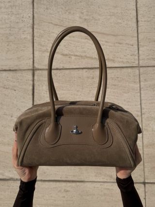 Kabelka Shirley Small Holdall má ikonický tvar inšpirovaný modelom Yasmine a v jemnej semišovej koži prináša uvoľnenú...