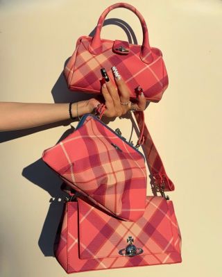 Fraser Tartan od Vivienne Westwood prináša výraznú interpretáciu ikonického tartanu v sýtej ružovej, červenej a oranžovej....
