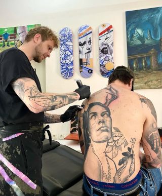 Na sklad nám dorazili čerstvé novinky od @ambassadors_ 🛹🛹 v podobe kolekcie Bloom 🤘🤘 Dizajny má na starosti skater, tatér...