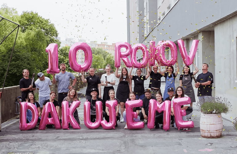 Zaměstnanci firmy oslavující 10 rokov firmy