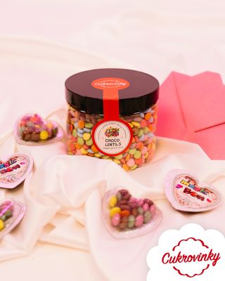 Láska má veľa farieb… a chutí vždy sladko 🍫🌈 Táto dóza plná farebných choco lentiliek je malým gestom, ktoré vyčarí úsmev...