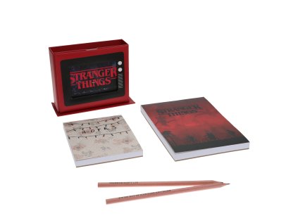 BLOK|ZÁPISNÍK SET|STRANGER THINGS  SET 2 BLOKY S TUŽKAMI A STOJÁNKEM