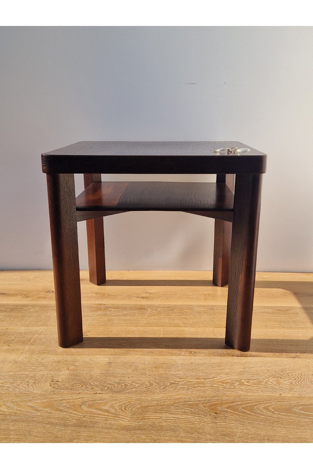 dřevěný konferenční stolek