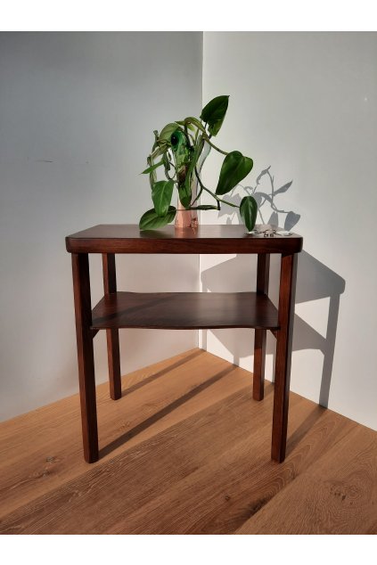 Dřevěný stolek ton