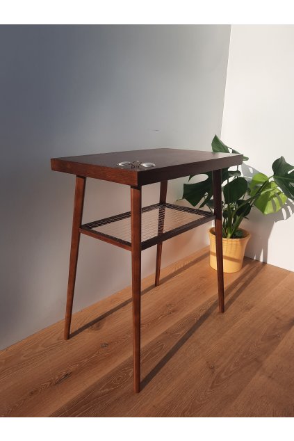 retro stolek s výpletem