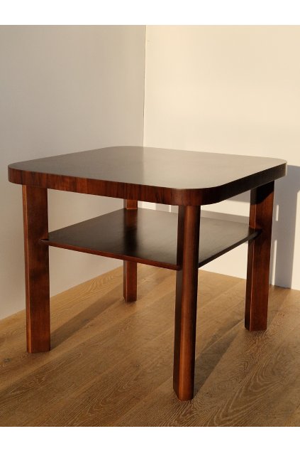 Dřevěný konferenční stolek funkcionalismus