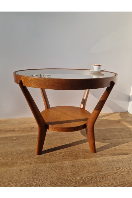 Prosklený konferenční stolek Kropáček do moderního interiéru