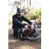 Batoh s chráničem páteře USWE Flow 25 - Black/red