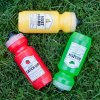 Sportovní cyklistická lahev na kolo Spurcycle Relish Your Ride na trávě