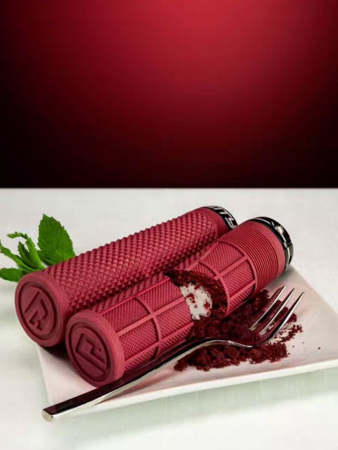 Dotyk extrémní jízdy.😲 Gripy Deity Megattack nejsou jen větší – jsou suverénní. 36 mm komfortu, který tě podrží i v těch...