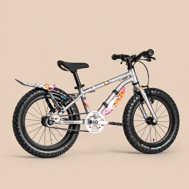 Proč by měla být cyklistika jen pro dospělé? 🧒🚲✨ Bumbinos vzniklo s jednoduchou myšlenkou. Děti nevnímají kolo jako...