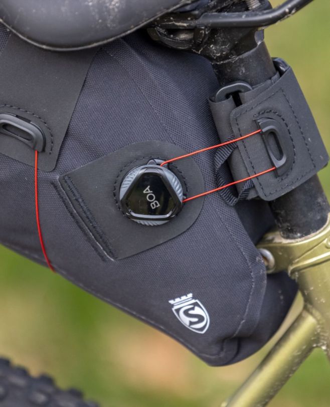 *-* 5 LITRŮ. POD SEDLEM. A ANI TROCHU CHAOSU. 🤘 Když už nechceš jezdit s batohem, ale zároveň nechceš na kolo pověsit...