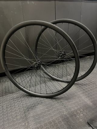 ⁉️Karboj vs. Hliník: Která kola vybrat? 🚲💨 ✅Tady je rychlý tahák: 💎 KARBON (Pro výkon a rychlost) • Nízká váha: Raketové...