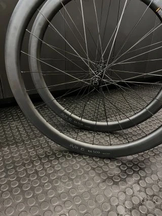 🛠️Zapleteno pro odraz: Když se závodní koloběžka potká s absolutní tuhostí💪 Tentokrát se zapletly maximálně tuhá kola s...