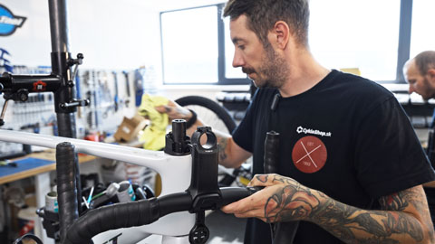 Vrzga alebo puká ti cestný bicykel? 5 najčastejších príčin a riešenia