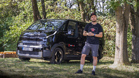 KIA PV5 Passenger očami bikera: auto, do ktorého sa zmestí celý bicykel