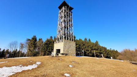Chystáte sa na cyklovýlet v Trenčianskom kraji? Poradíme vám, kde to stojí za to - #1 Rozhľadňa Veľký Lopeník