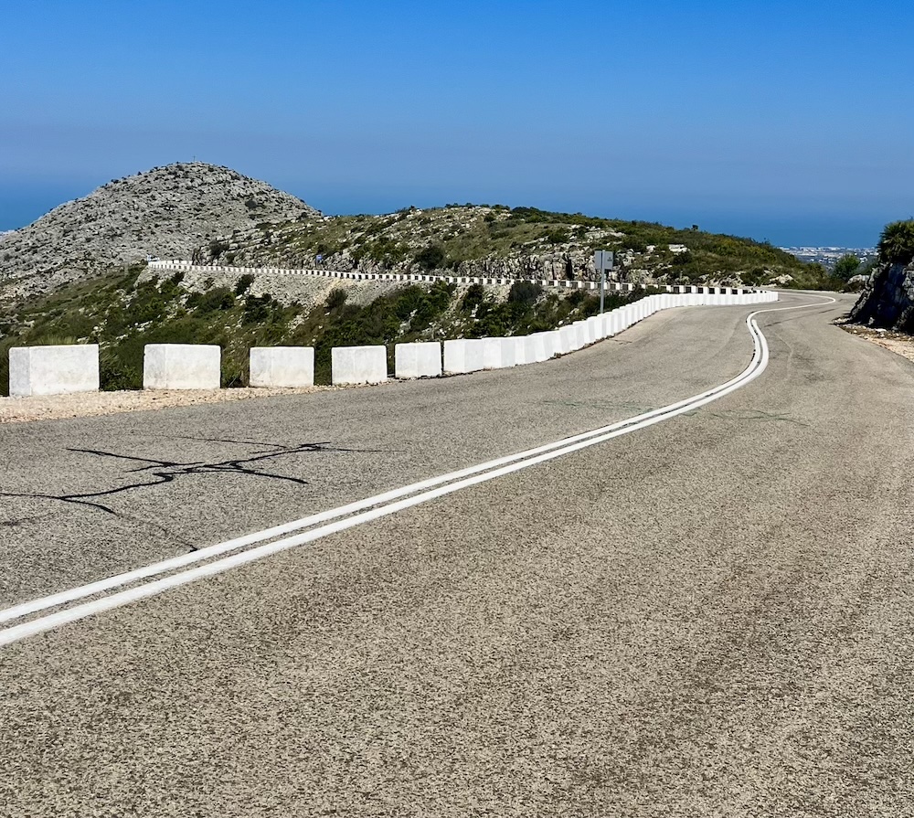 Cyklisti na ceste smerom do La Vall d'Ebo na Costa Blanca