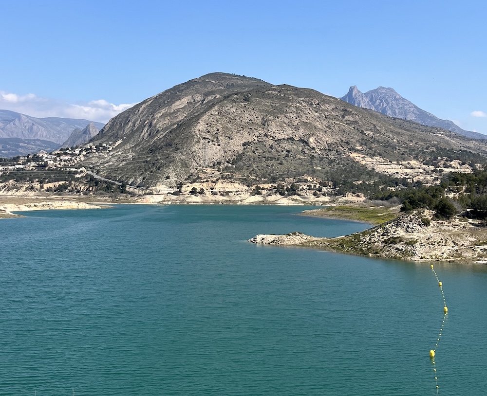 Jazero Embalse del Amadorio počas cyklistického výjazdu na Costa Blanca