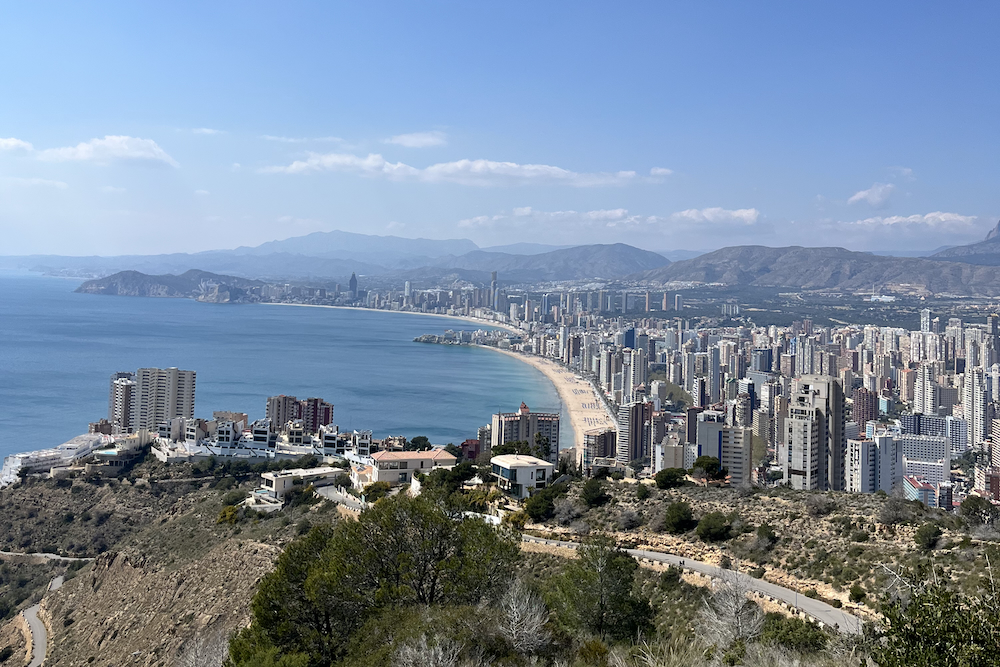 Mrakodrapy v centre Benidormu - cyklistická destinácia Costa Blanca
