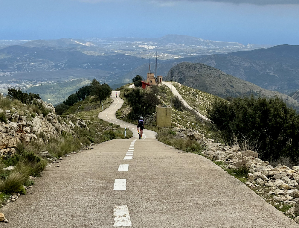 Cyklisti počas stúpania Coll de Rates na Costa Blanca