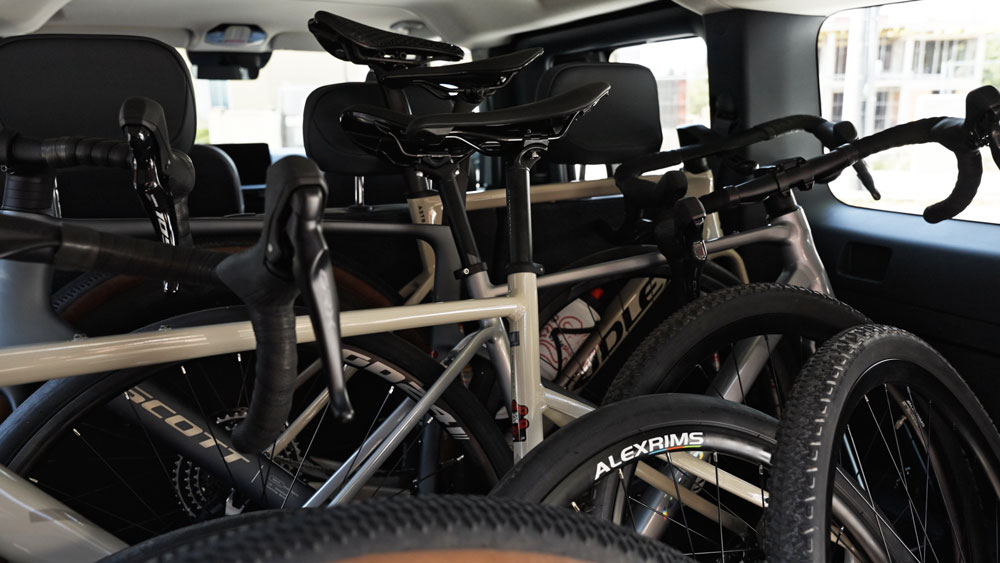 KIA PV5 Passenger - do veľkého kufra sa zmestí viacero bicyklov naraz