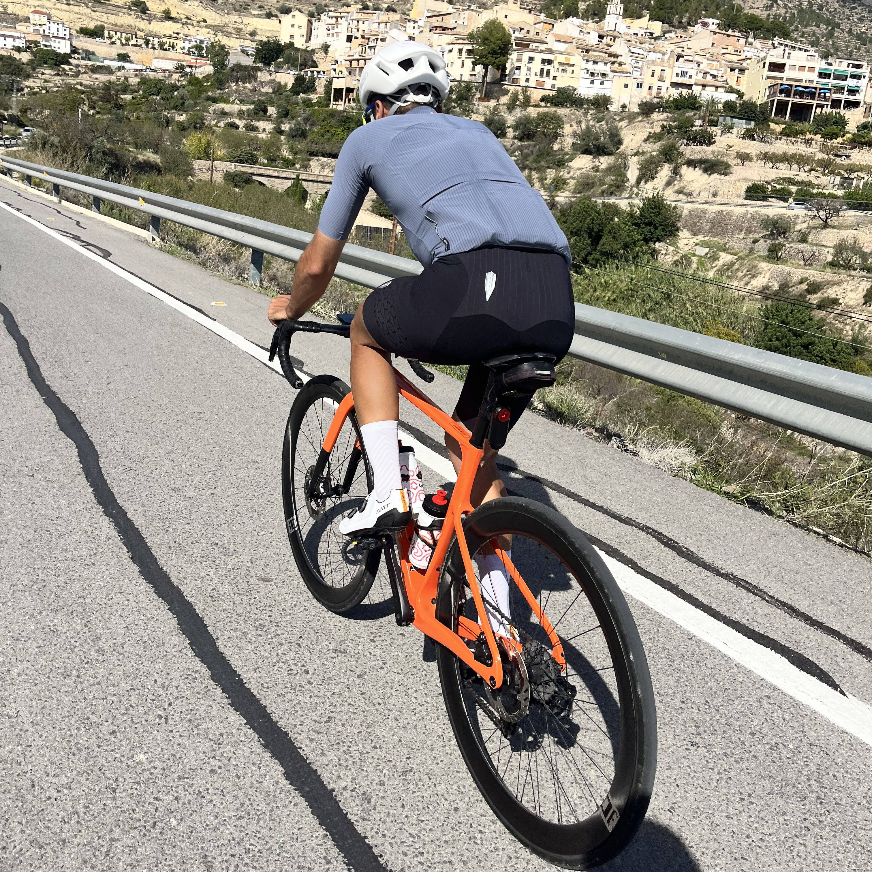 Q36.5 Dottore PRO dres Grisaille Blue – detajl strihu a farebného spracovania