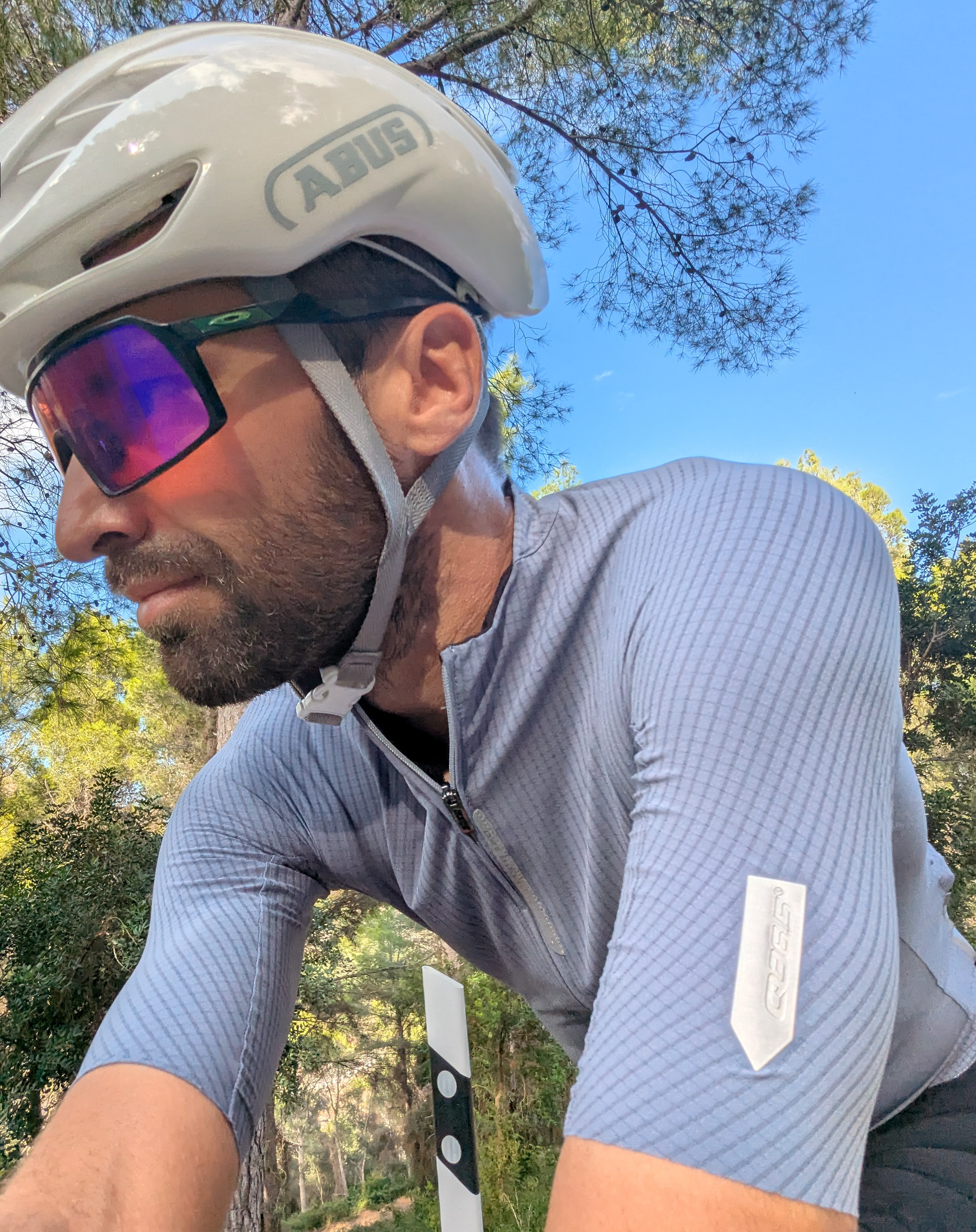 Q36.5 Dottore PRO dres – materiál Pinstripe PRO počas jazdy v Španielsku