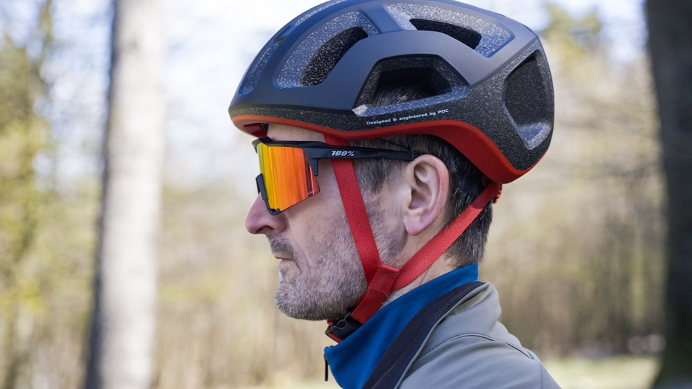 Cyklistické okuliare správne nosené pod pásikmi prilby