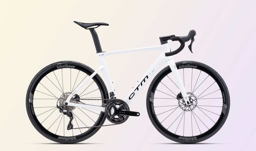 CTM Blade Comp 2027 - biely karbónový cestný bicykel so Shimano 105