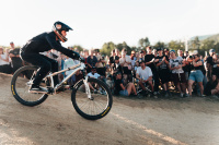 Bikefest 2026 - večerné svetlá areálu