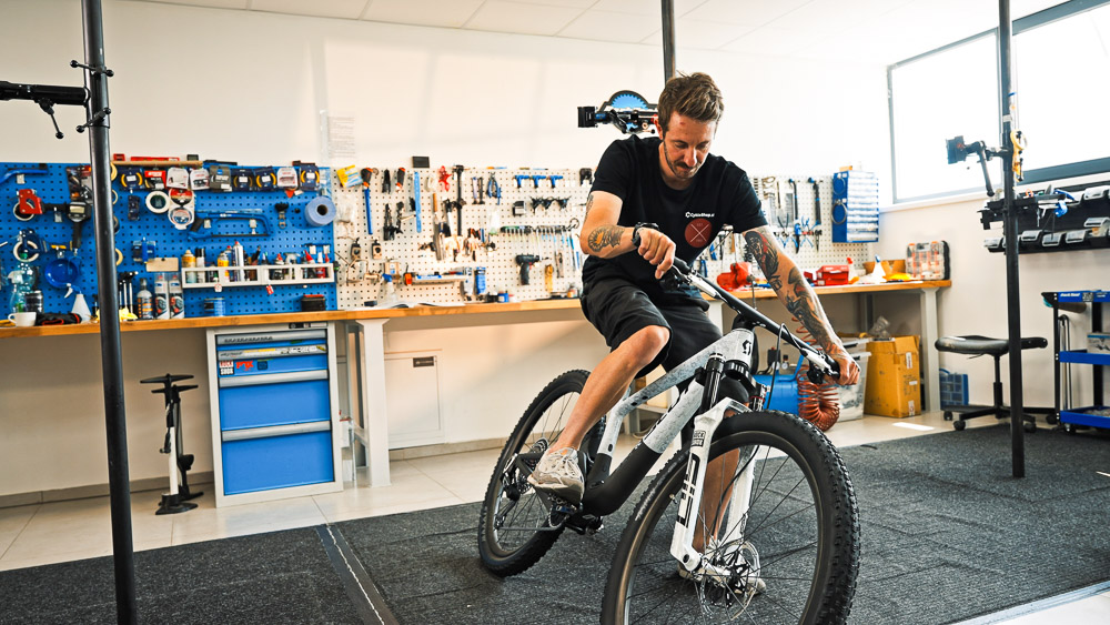 Scott Spark RC World Cup Evo 2027 - kalibrácia Flight Attendant cez SRAM AXS app
