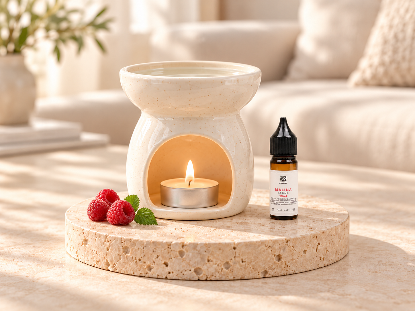 Malá fľaštička Aróma malina 13ml pri keramickej aromalampe v svetlom interiéri