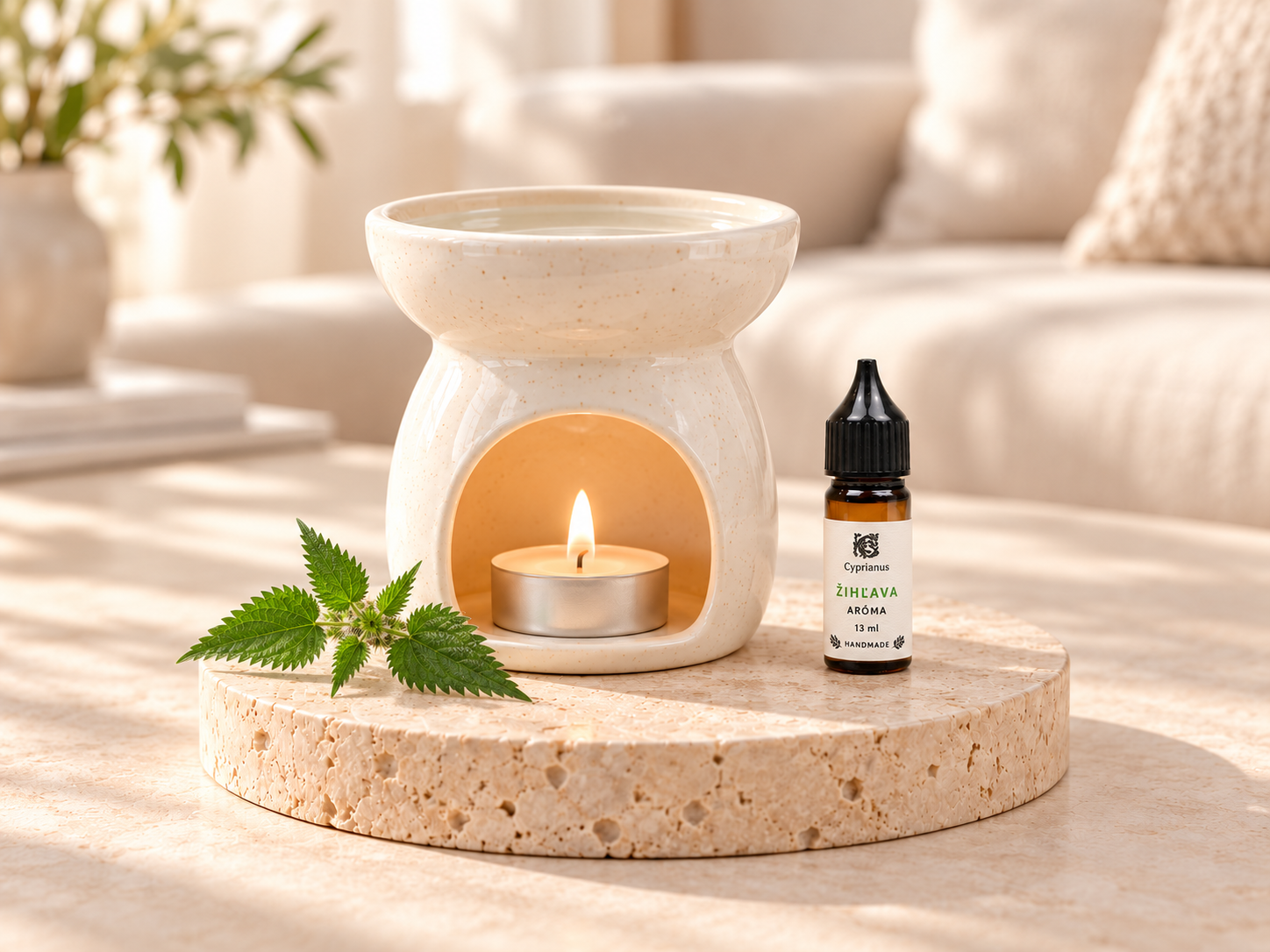 Malá fľaštička Aróma žihľava 13ml pri keramickej aromalampe v svetlom interiéri