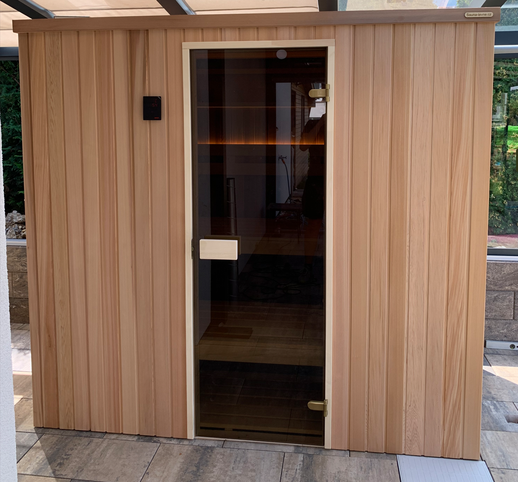 Finská sauna na klíč z červeného cedru o rozměrech 230x200cm pro domácí wellness